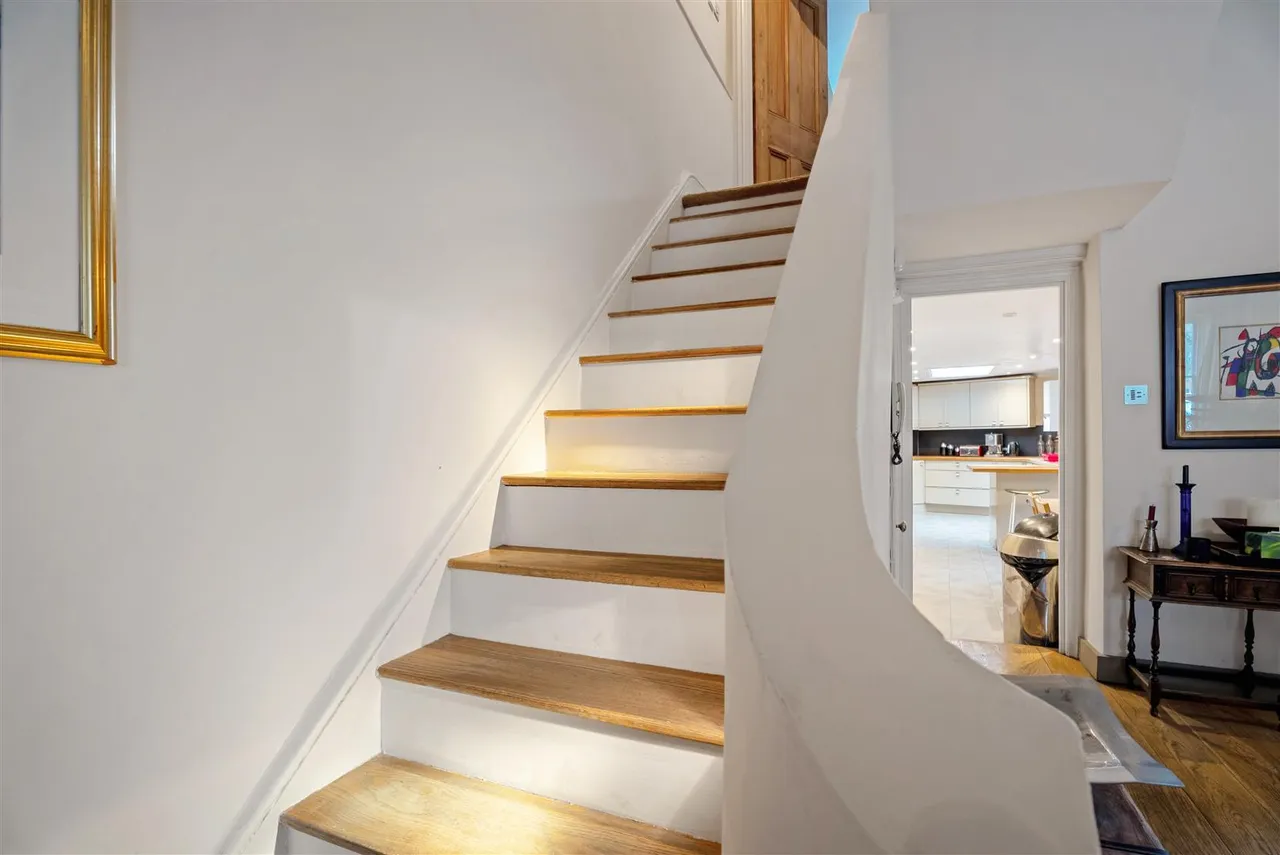 Windmill Drive, London, photo 14