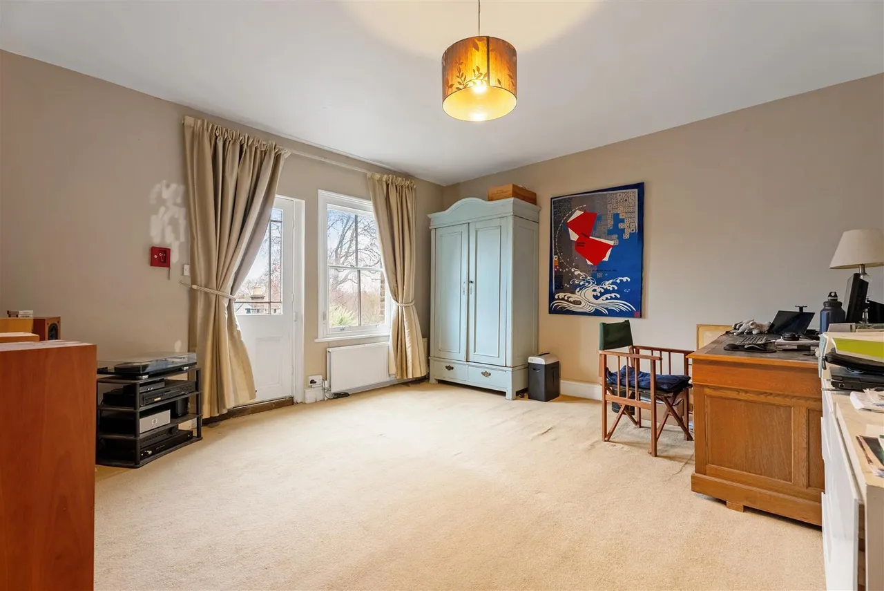Windmill Drive, London, photo 16