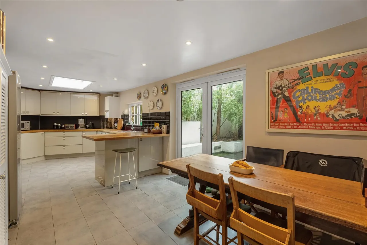 Windmill Drive, London, photo 11