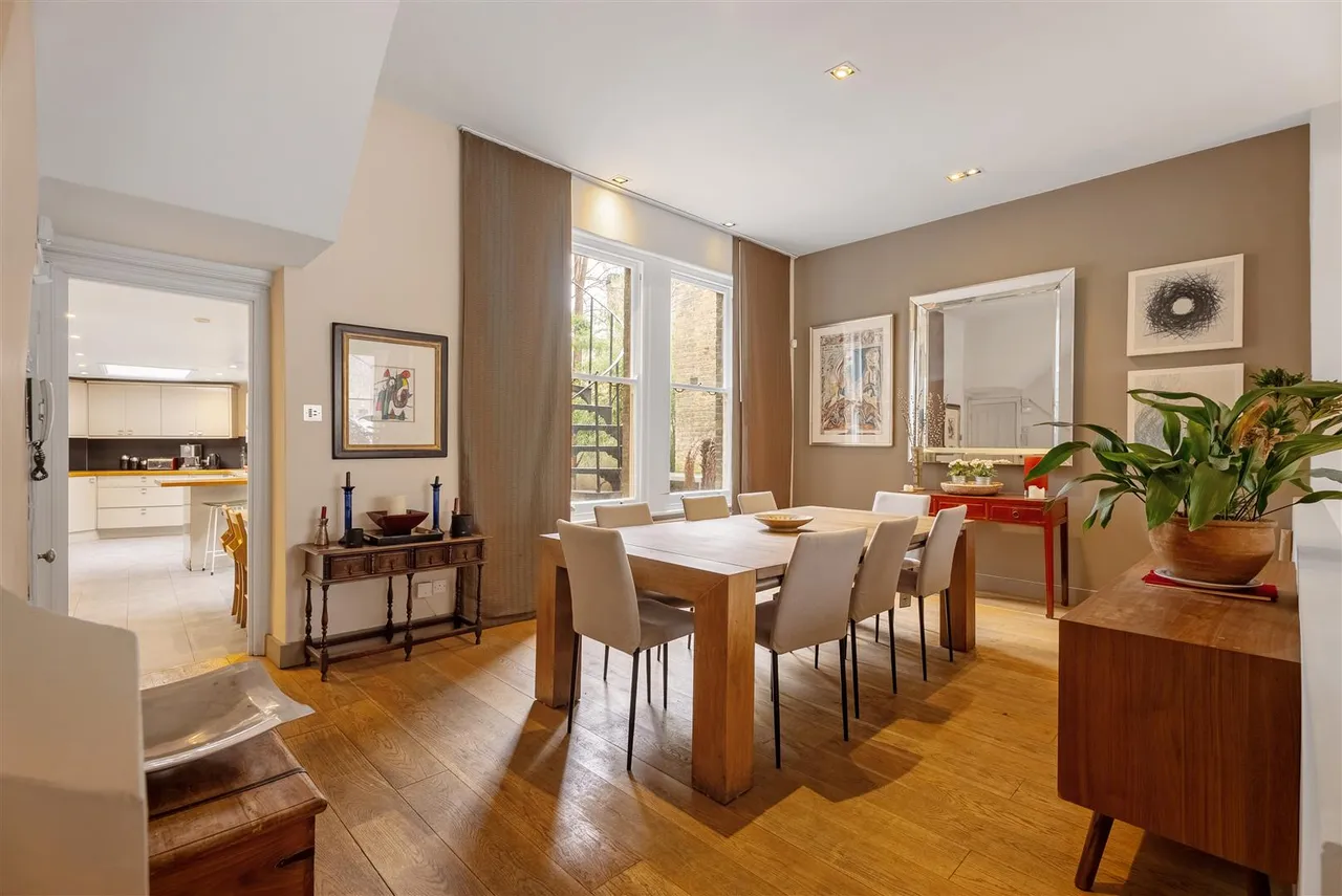 Windmill Drive, London, photo 6