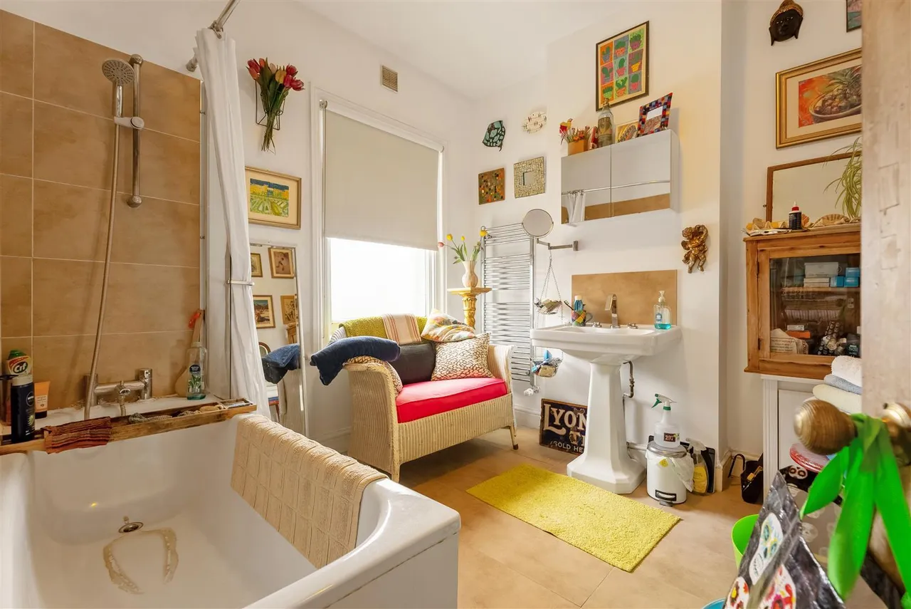Windmill Drive, London, photo 17