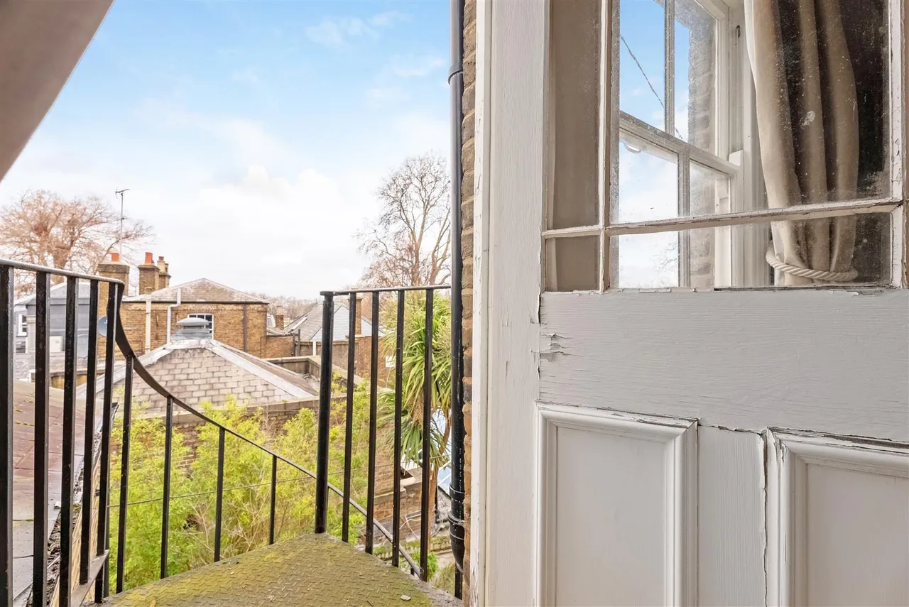 Windmill Drive, London, photo 13