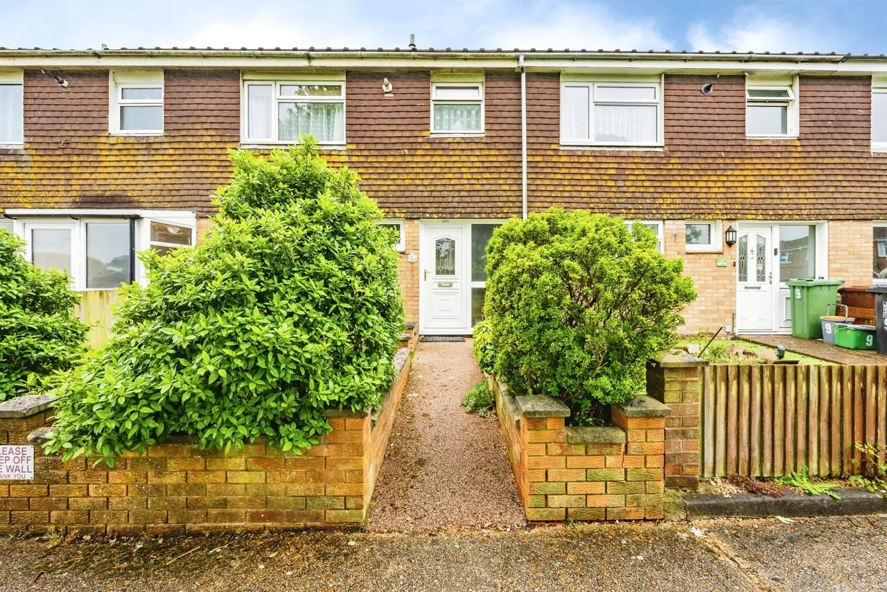 3 bed house for sale — Appledore Close, Eastbourne