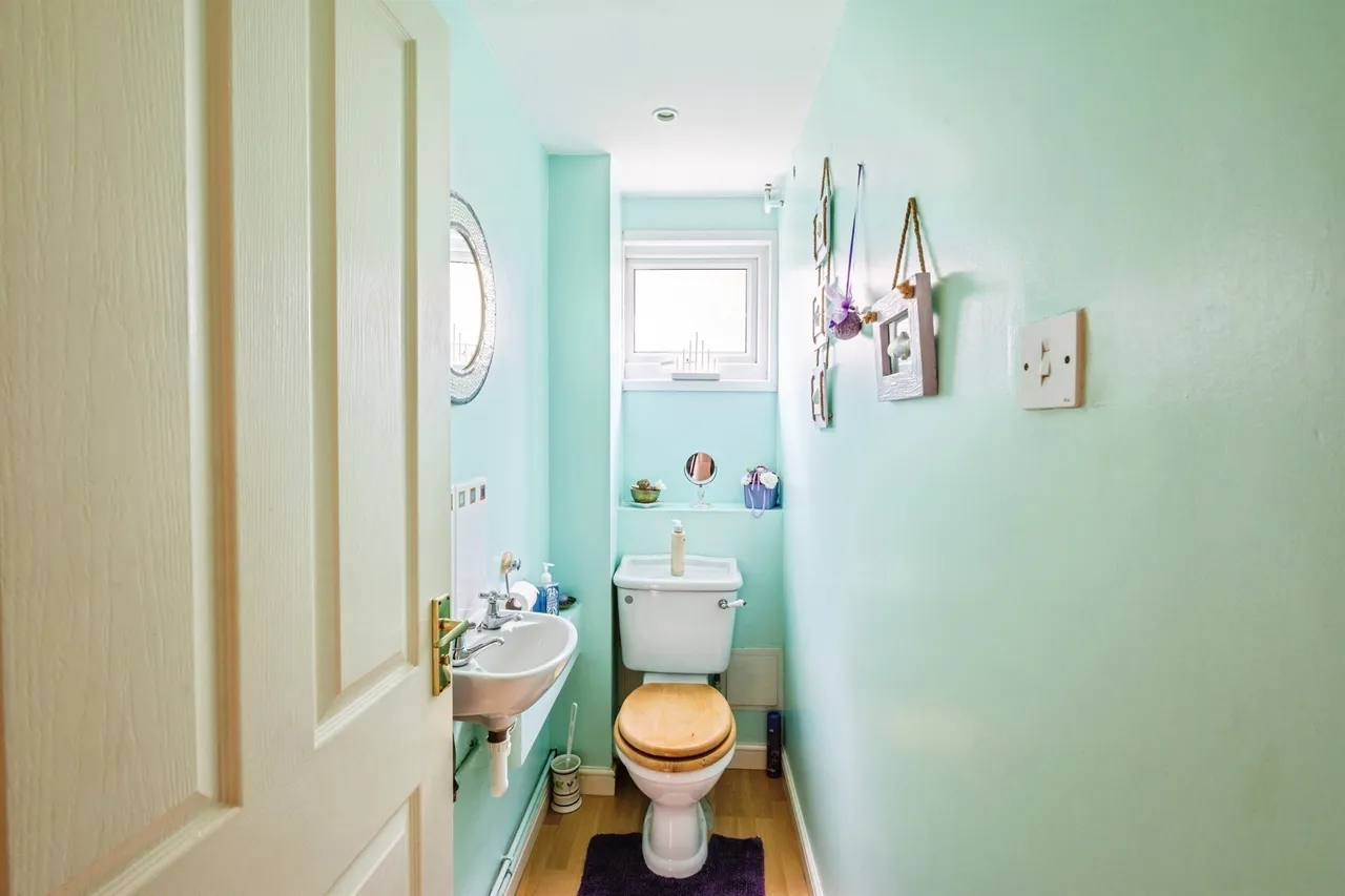 Appledore Close, Eastbourne, photo 5