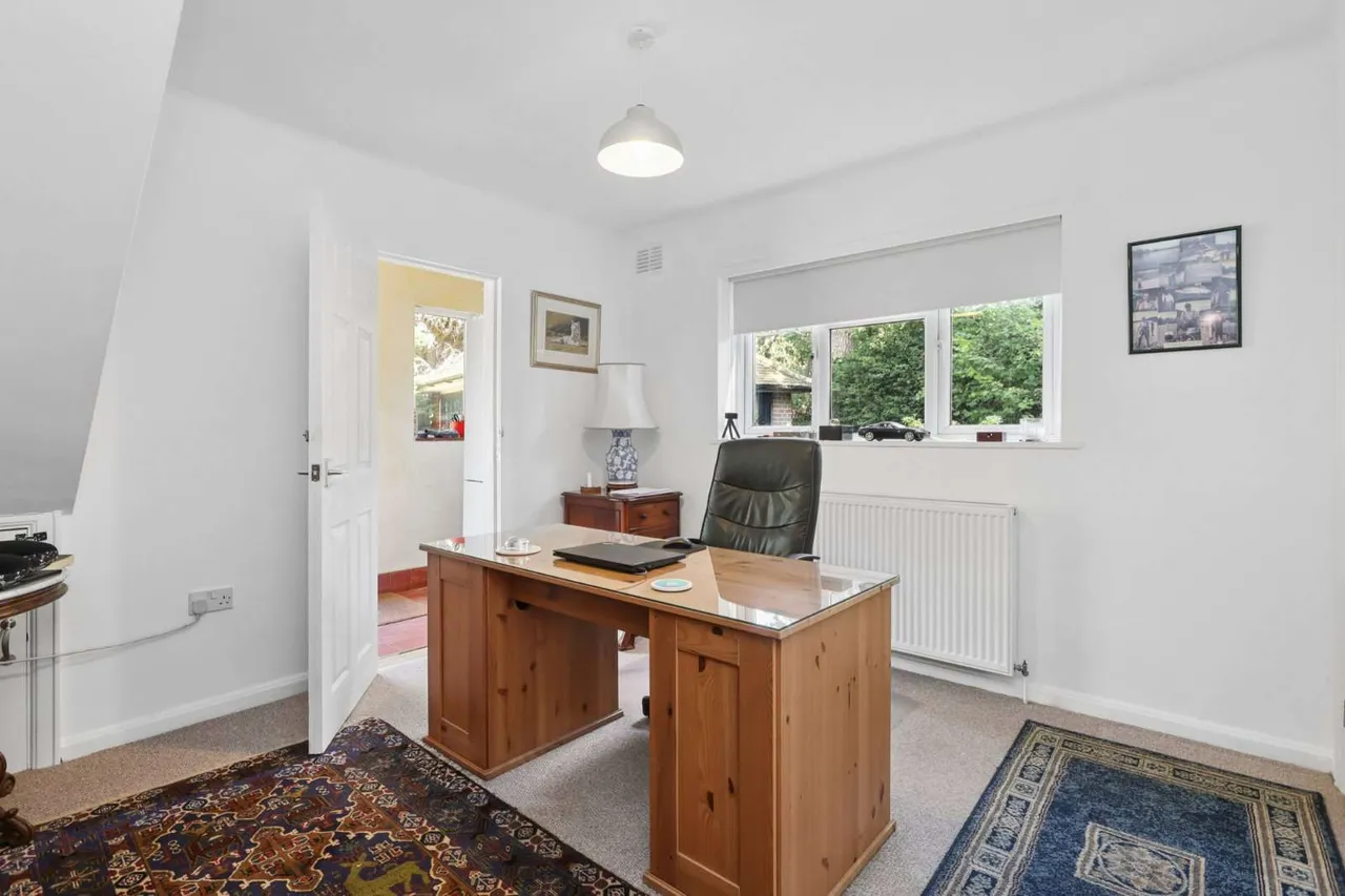 Pond Piece, Oxshott, Leatherhead, Surrey, KT22 0QZ, photo 4