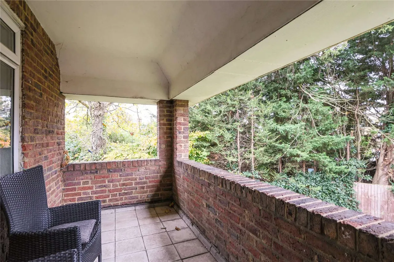 Pond Piece, Oxshott, Leatherhead, Surrey, KT22 0QZ, photo 7