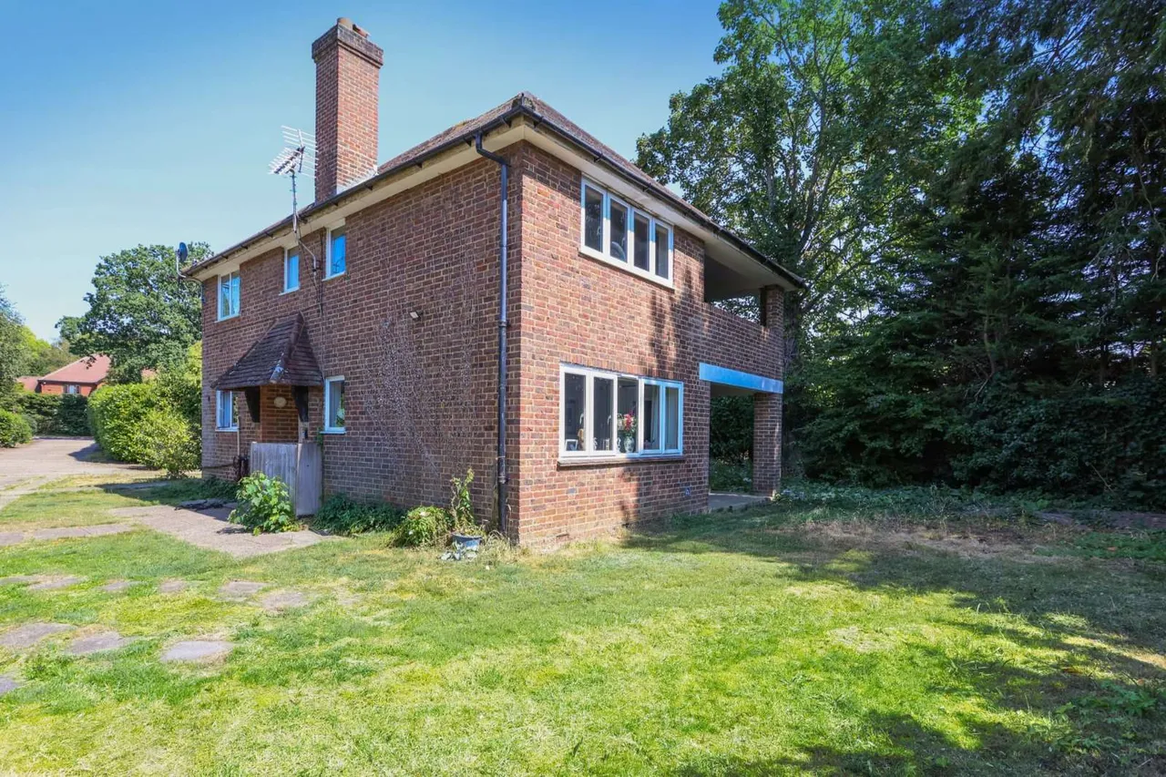 Pond Piece, Oxshott, Leatherhead, Surrey, KT22 0QZ, photo 10