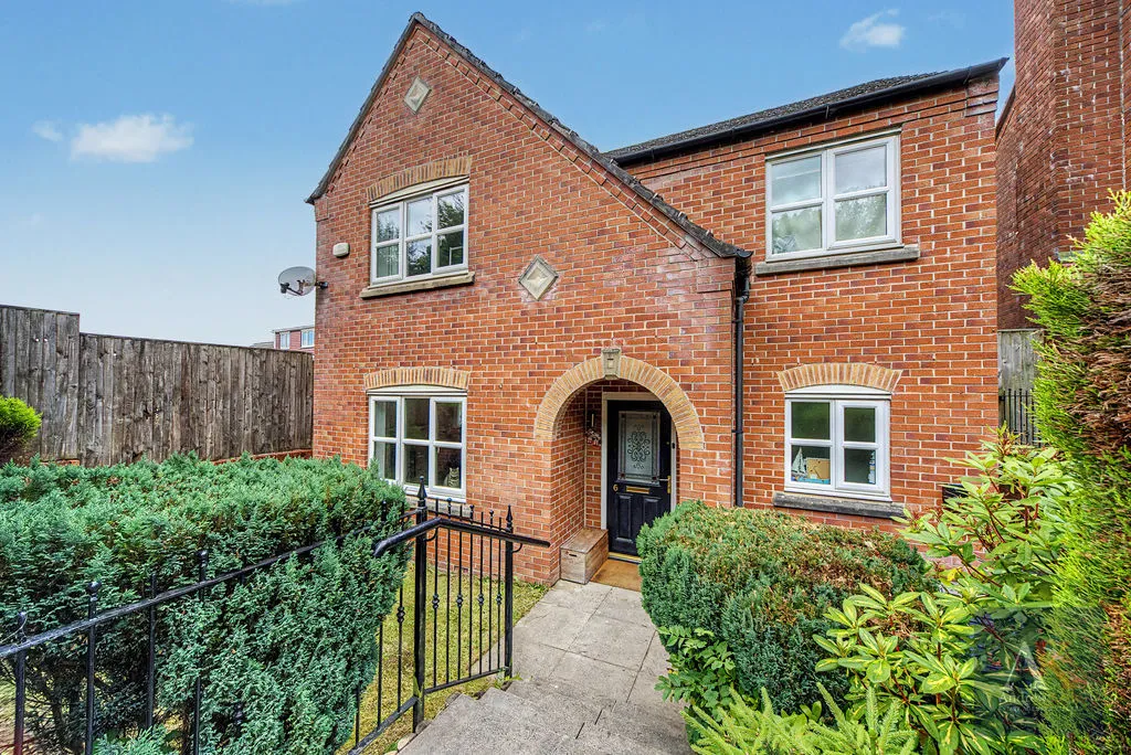 4 bed house for sale — Butterworth Close Milnrow, Rochdale OL16 3TU