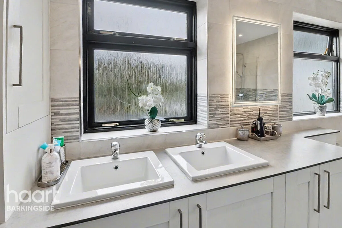 Caterham Avenue, Clayhall, IG5, photo 23