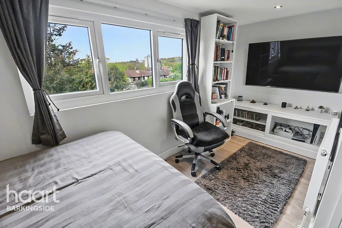 Caterham Avenue, Clayhall, IG5, photo 29