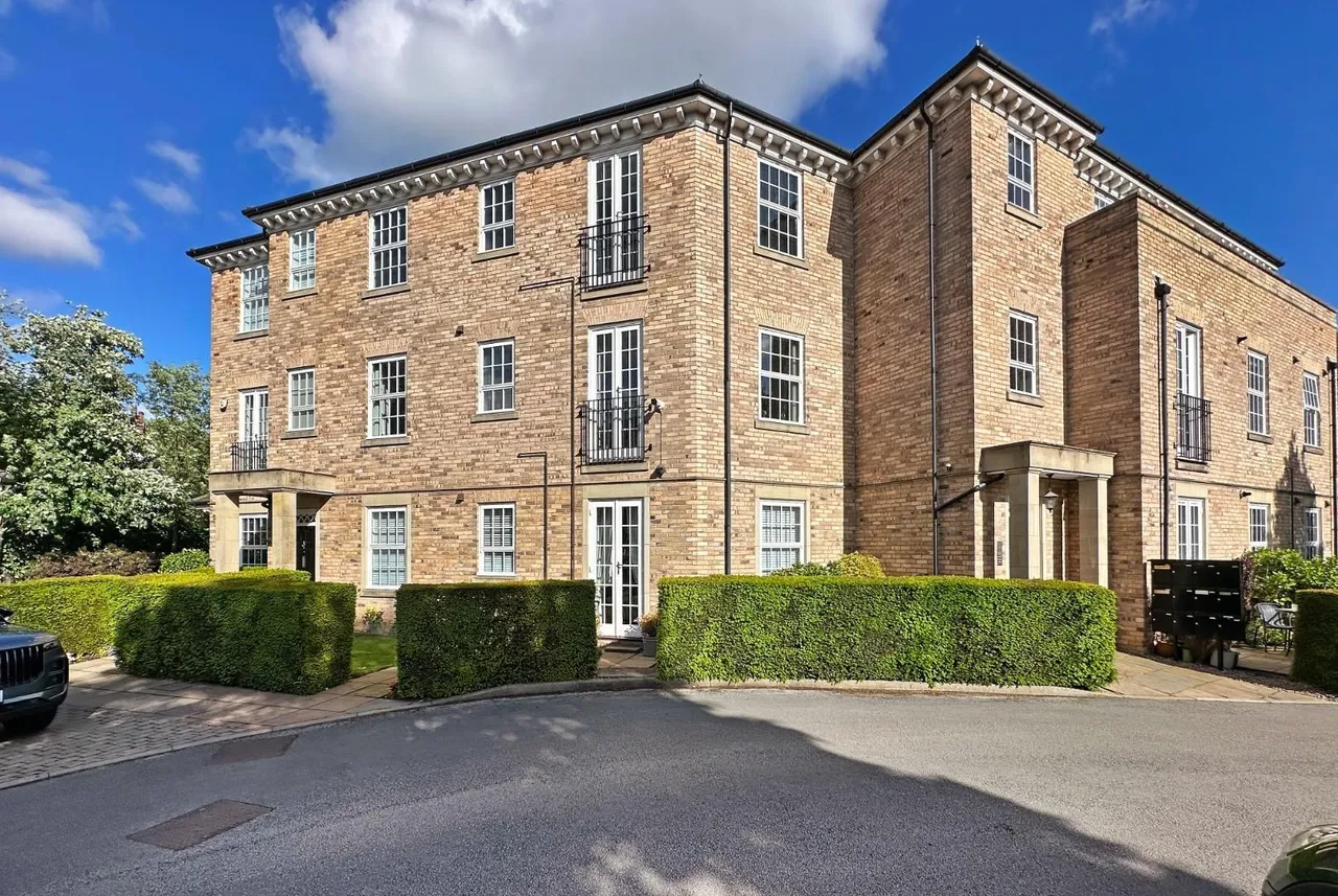 2 bed flat for sale — 3 Quarrymans View, Timperley, Cheshire WA15 7SB