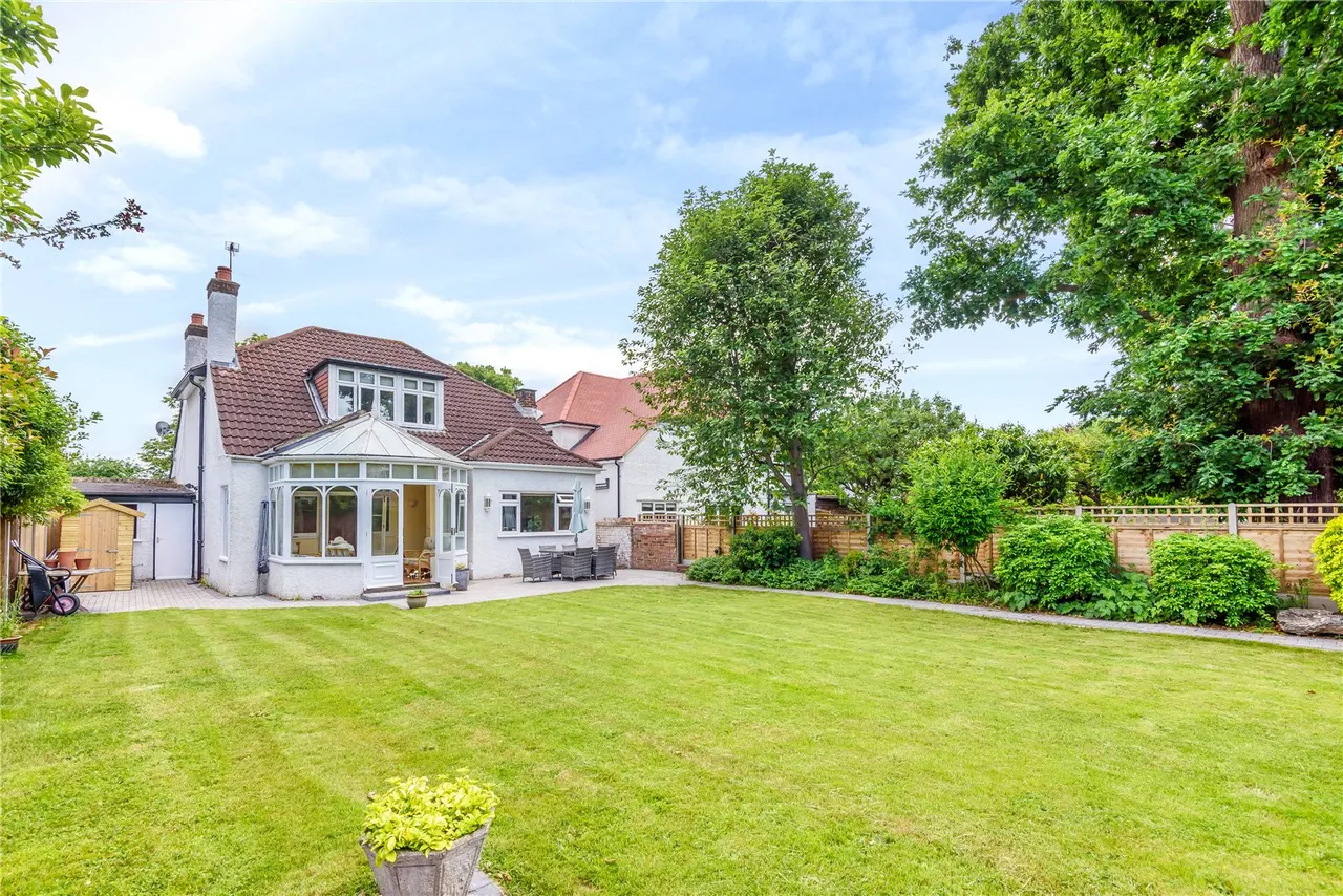 3 bed house for sale — Warwick Close, Hampton, TW12 2TY