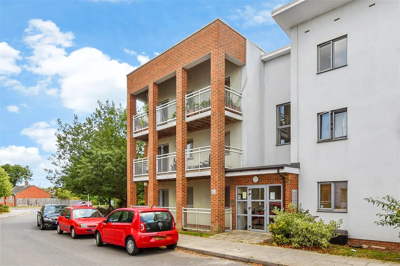 2 bed flat for sale, Adams Drive, Willesborough, TN24