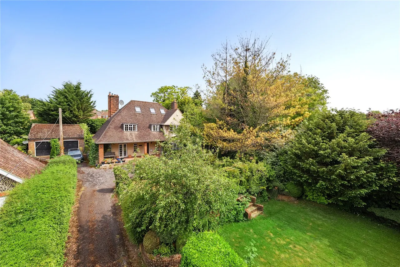 6 bed house for sale — Bath Road, Marlborough, Wiltshire, SN8 1NN