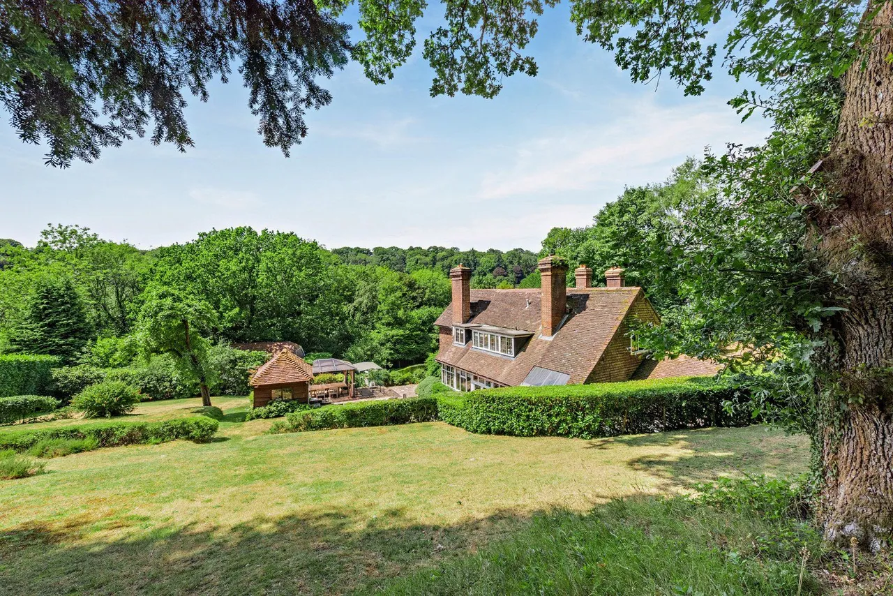 Hindhead Road, Haslemere, Surrey, GU27 1LP, photo 2