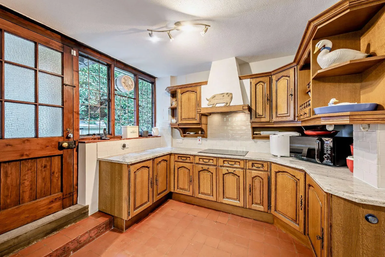 Hindhead Road, Haslemere, Surrey, GU27 1LP, photo 7