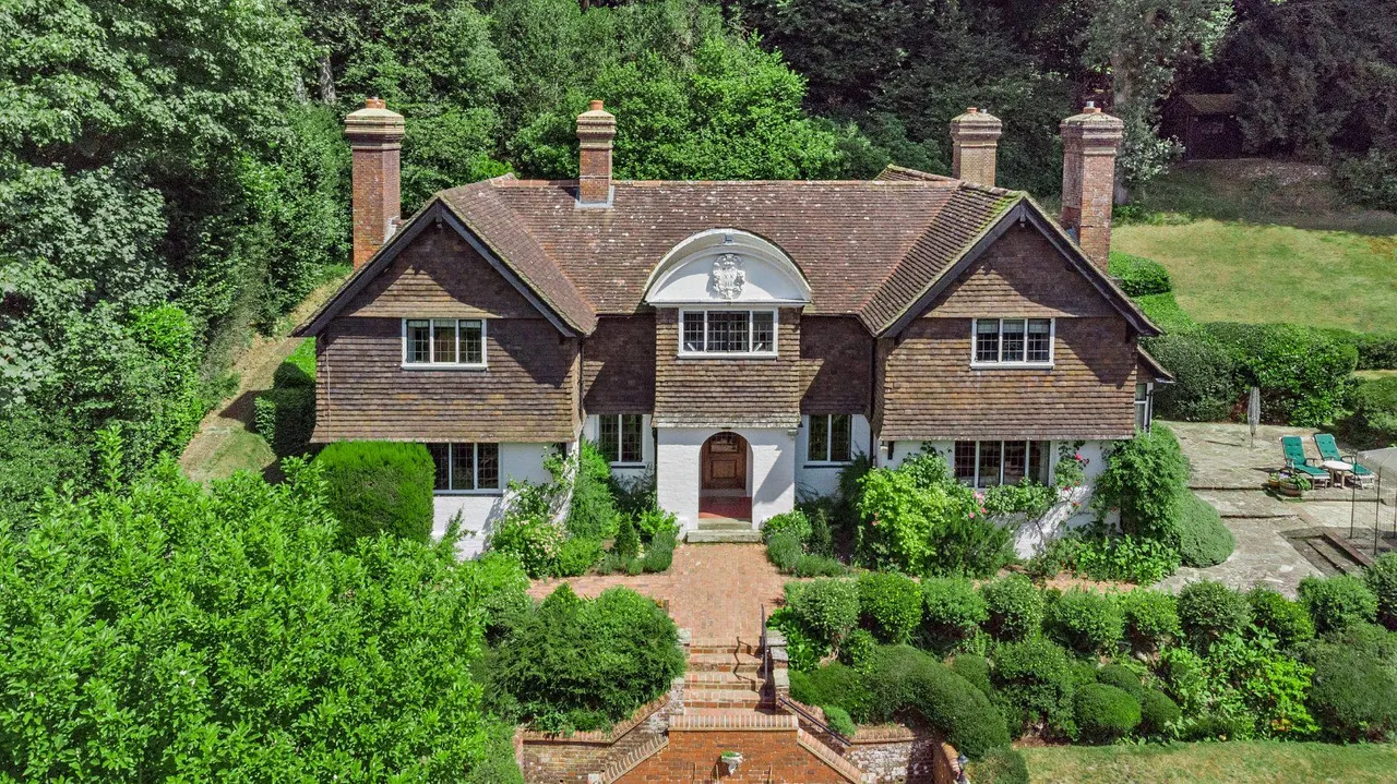 Hindhead Road, Haslemere, Surrey, GU27 1LP, photo 4