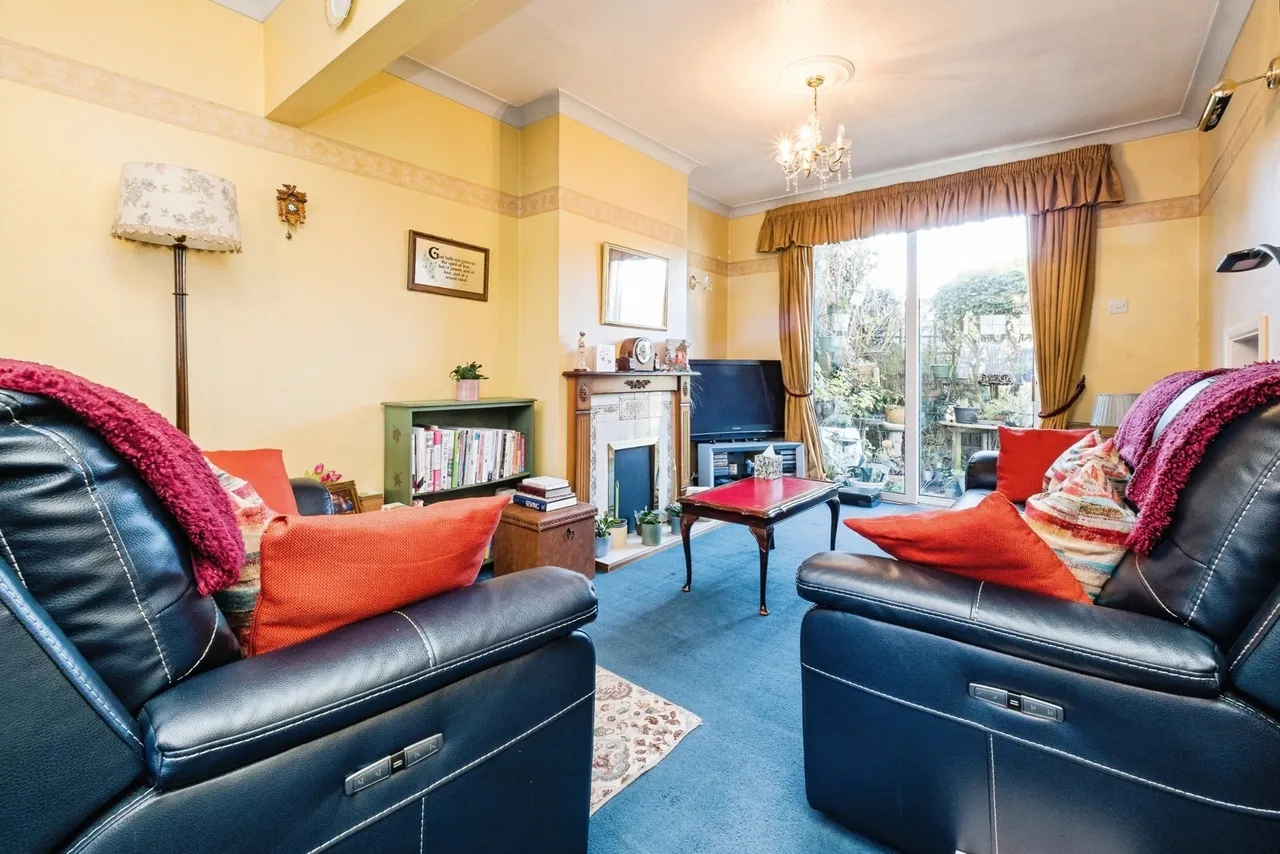 Applegarth Drive, Ilford, IG2, photo 4