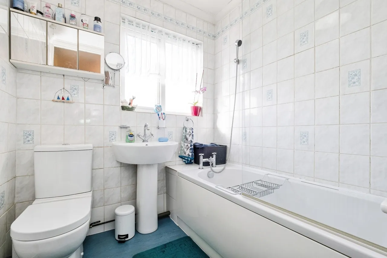 Applegarth Drive, Ilford, IG2, photo 13