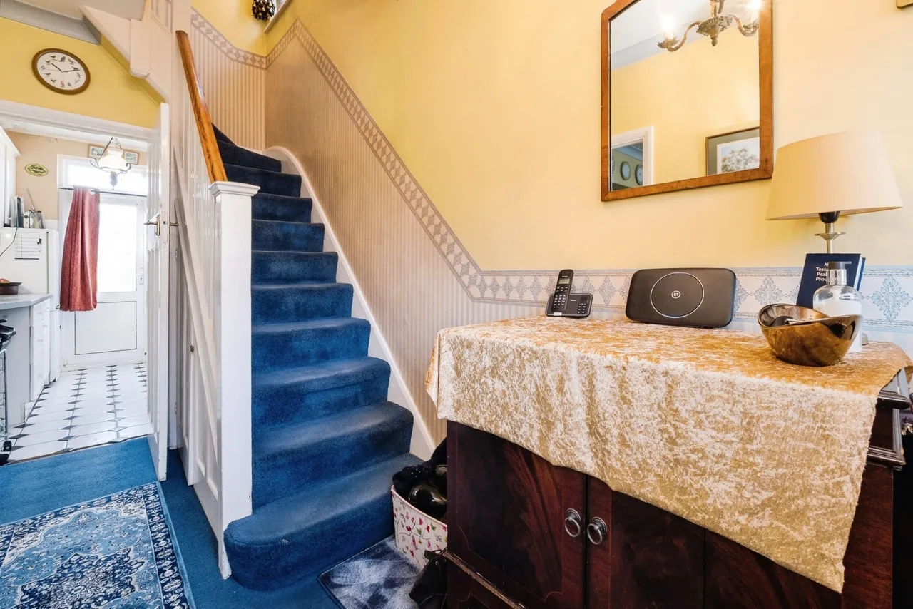 Applegarth Drive, Ilford, IG2, photo 3