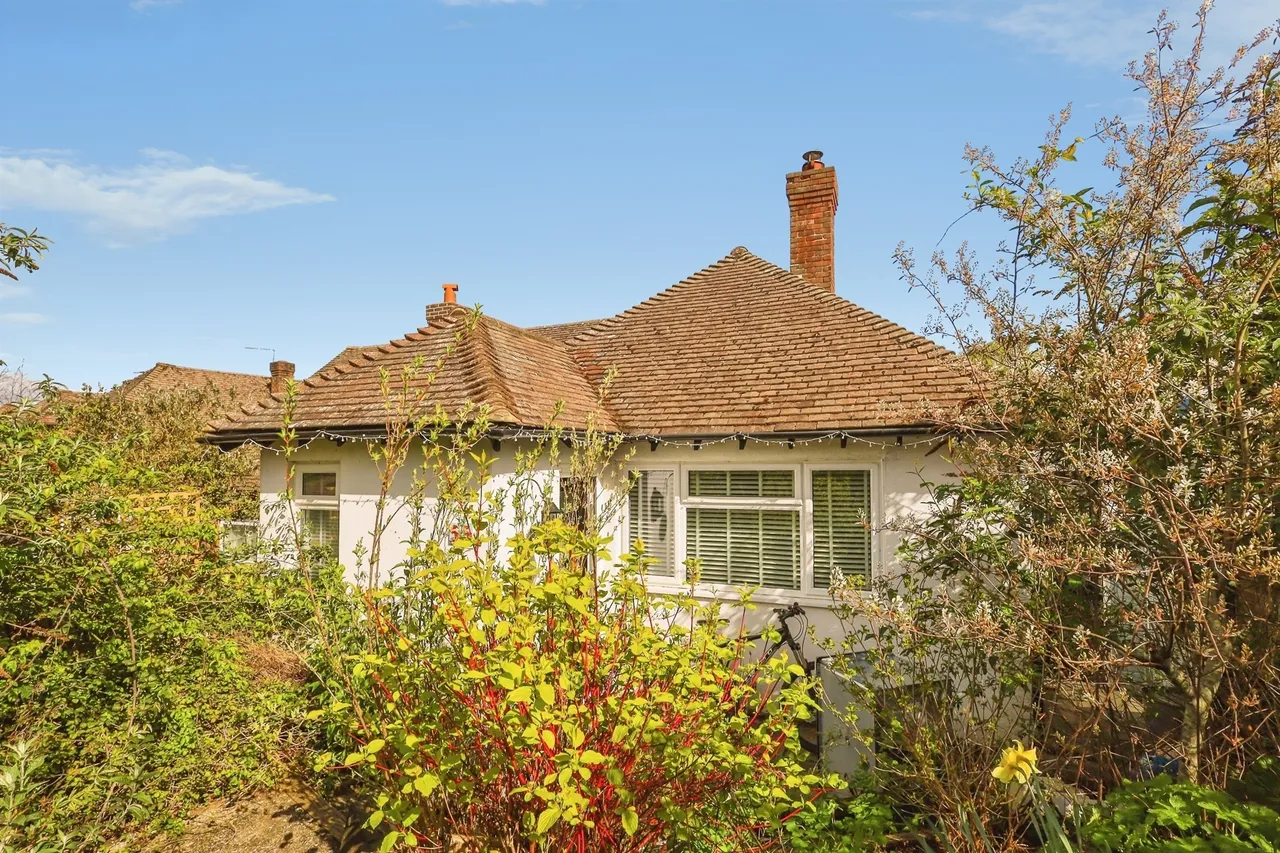 2 bed house for sale, Harebeating Crescent, Hailsham, BN27