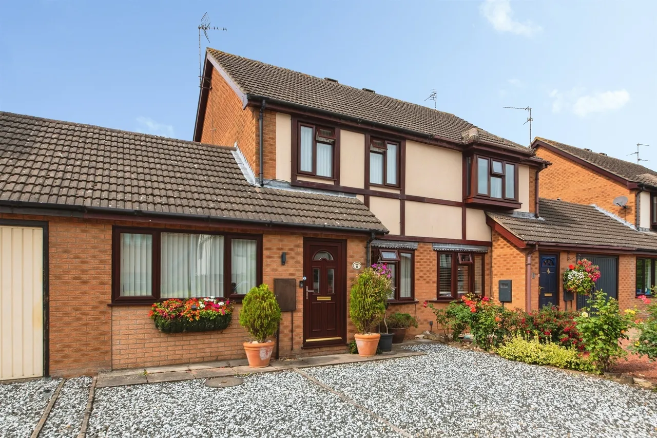2 bed house for sale — Van Gogh Drive, Spalding