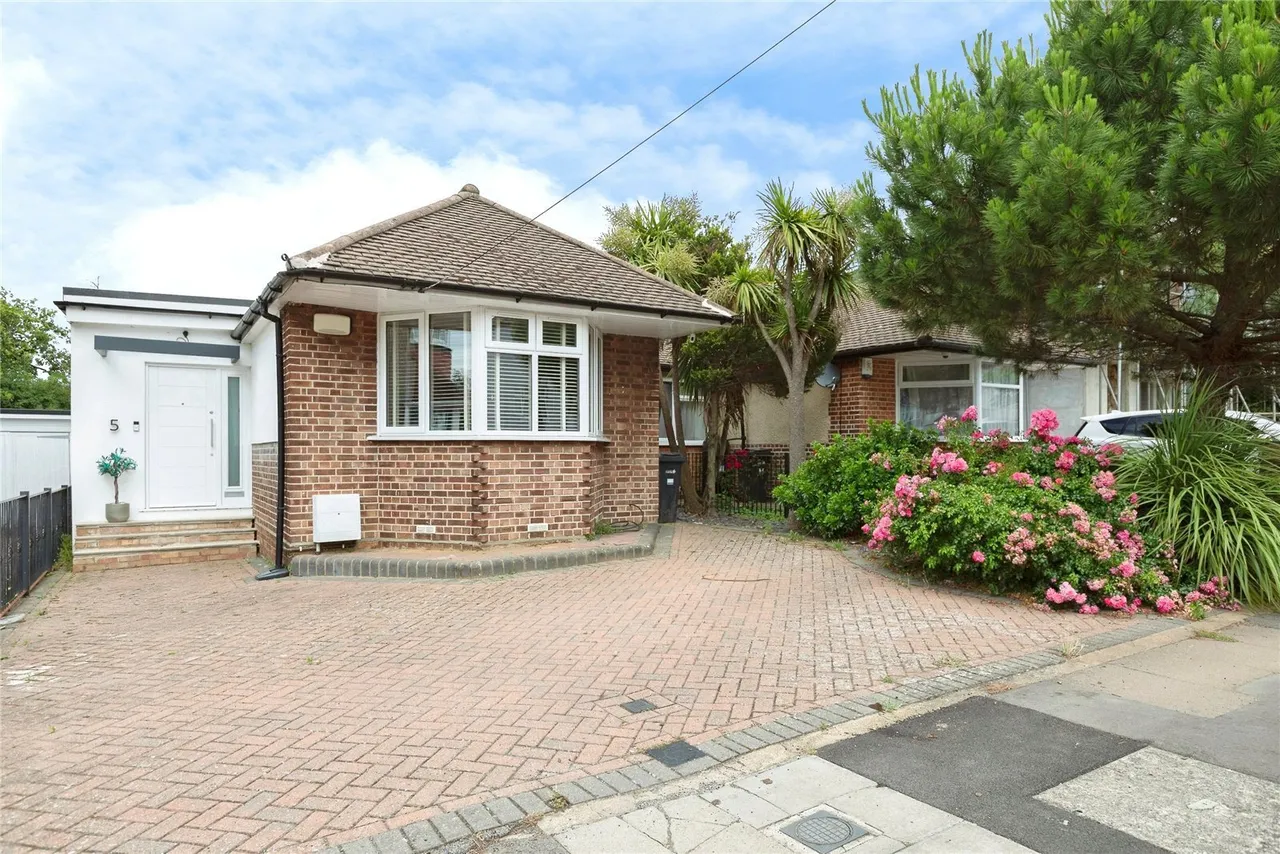 3 bed house for sale — Caterham Avenue, Ilford, IG5