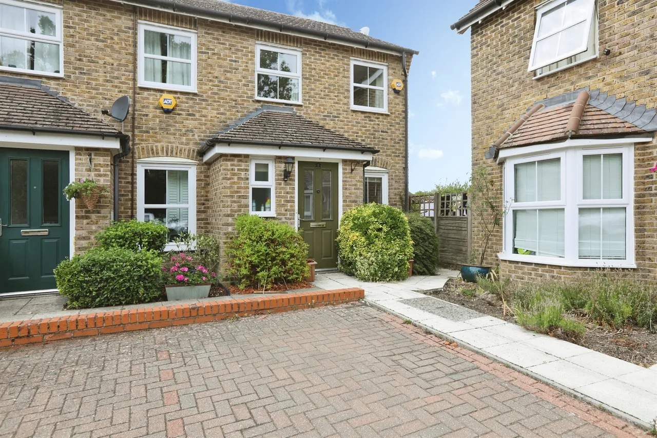 2 bed house for sale — Hilda Dukes Way, EAST GRINSTEAD