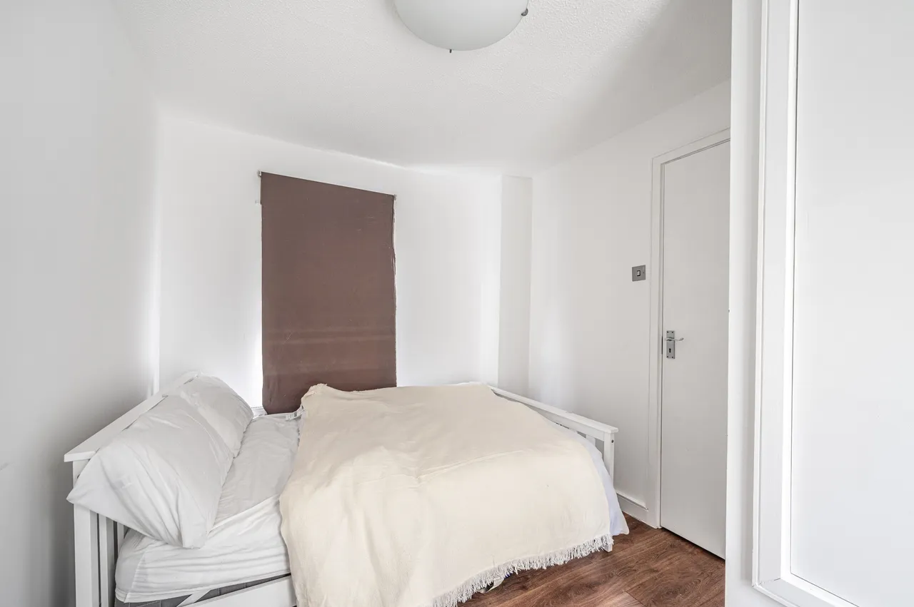 24 St Crispins Close, London, photo 11