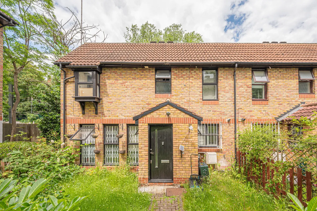 3 bed house for sale — 24 St Crispins Close, London