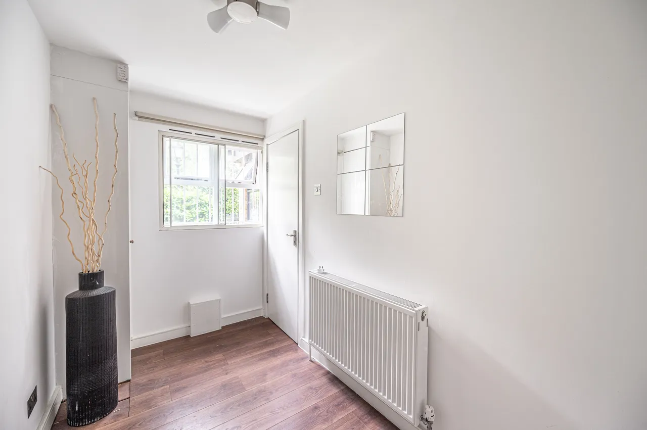 24 St Crispins Close, London, photo 6