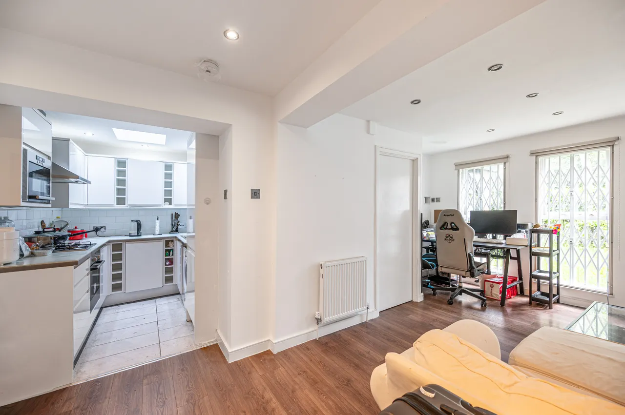 24 St Crispins Close, London, photo 4
