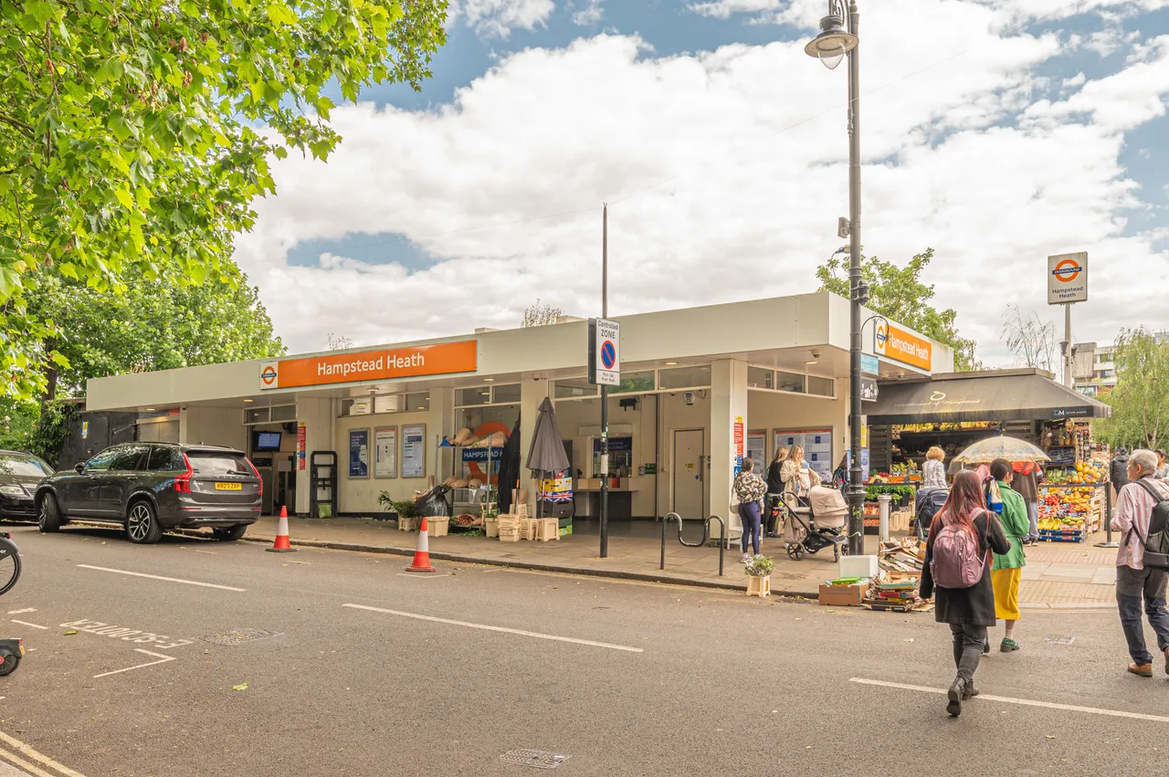 24 St Crispins Close, London, photo 12