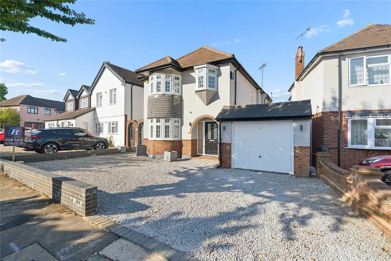 4 bed house for sale — Nelwyn Avenue, Emerson Park, RM11