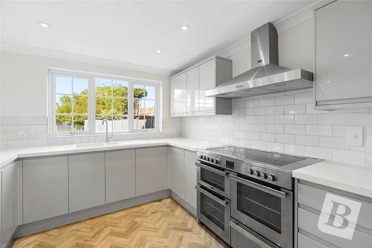 Nelwyn Avenue, Emerson Park, RM11, photo 12