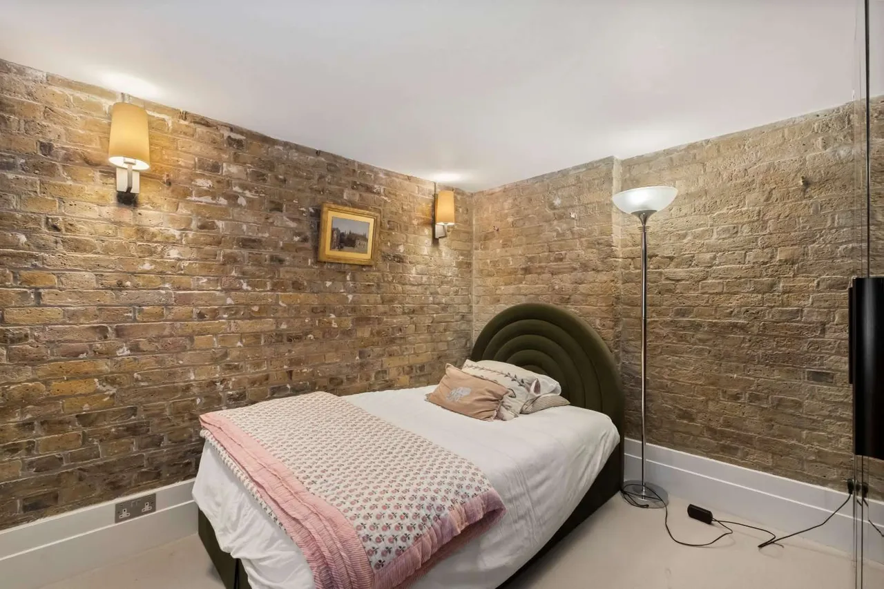 Battersea Park Road, London, SW11, photo 13