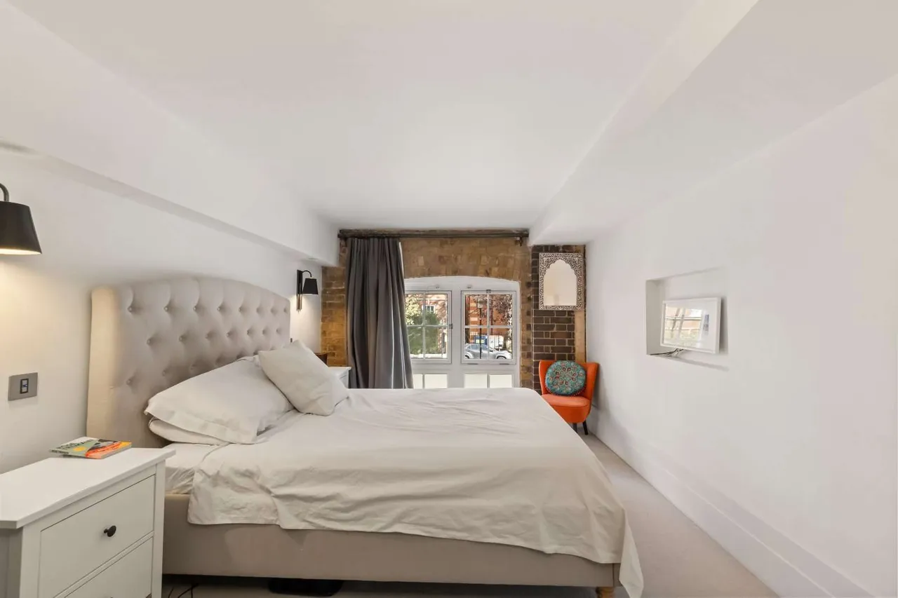 Battersea Park Road, London, SW11, photo 10