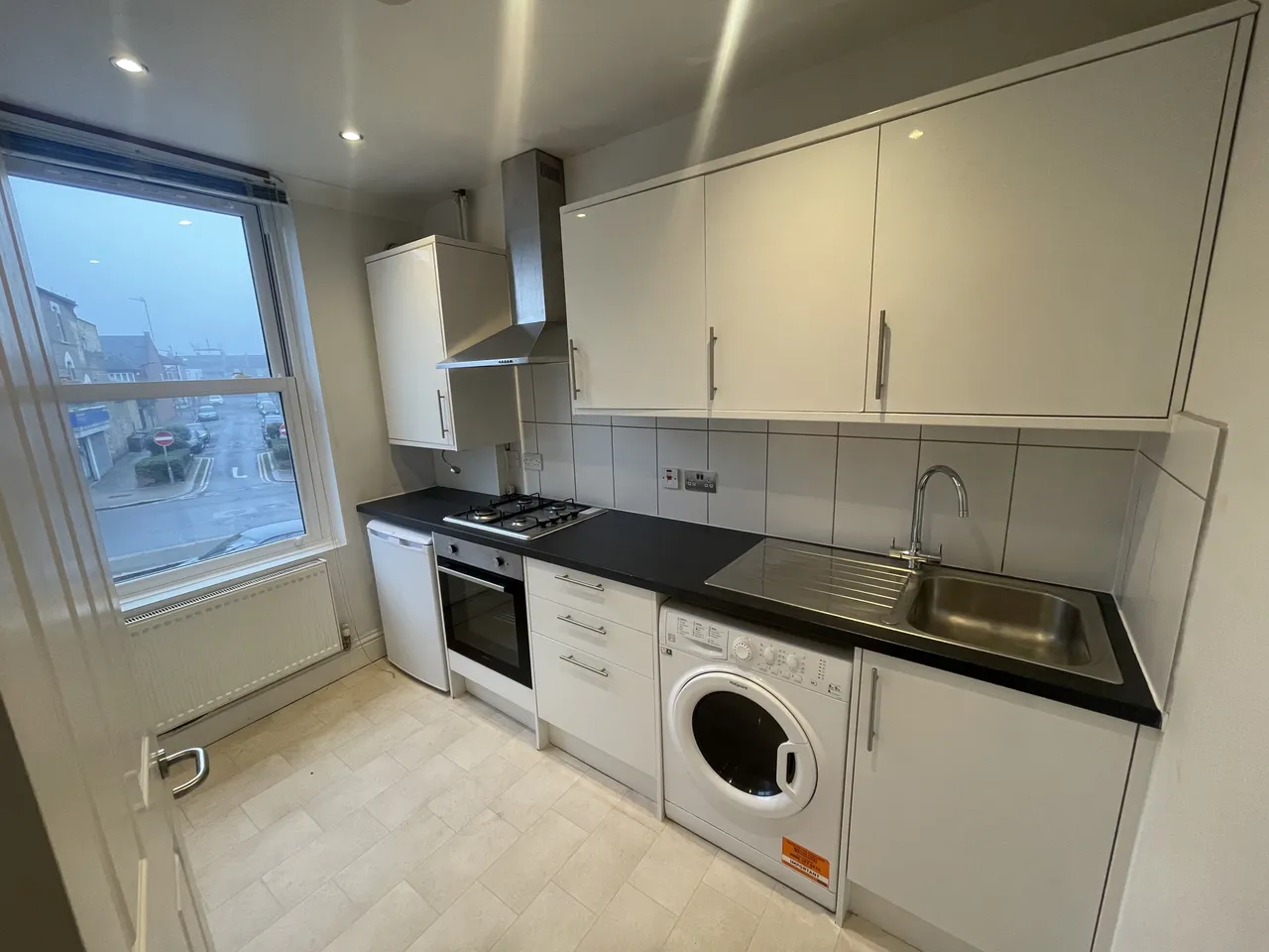 High Road, London, N12, photo 6