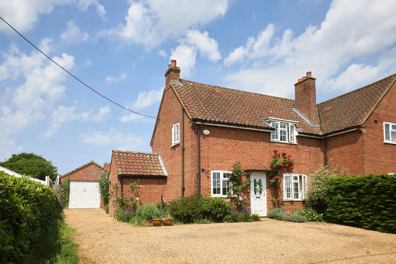 3 bed house for sale — Hingham Road, Great Ellingham NR17