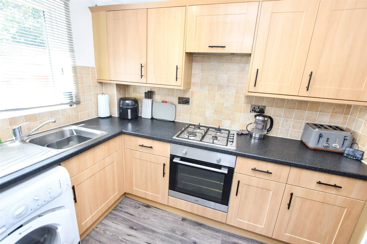 Lyndsey Close, Farnborough, Hampshire, GU14 9TG, photo 3