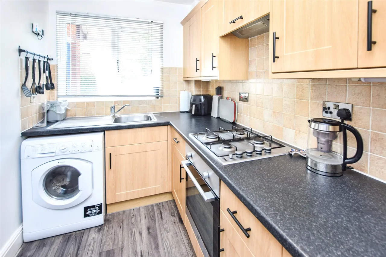 Lyndsey Close, Farnborough, Hampshire, GU14 9TG, photo 6