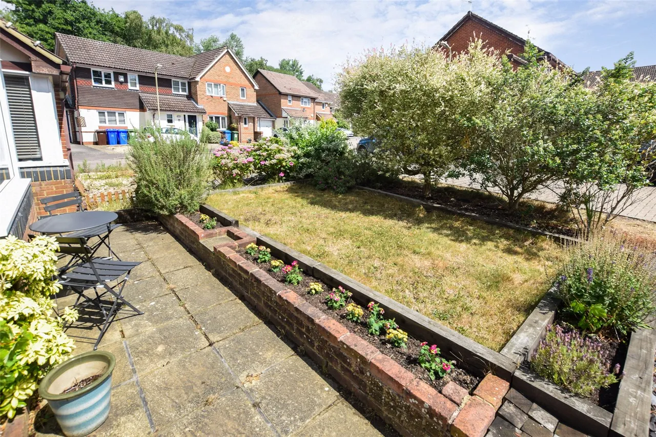 Lyndsey Close, Farnborough, Hampshire, GU14 9TG, photo 4