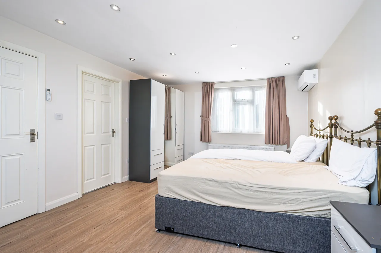 London, NW4, photo 8