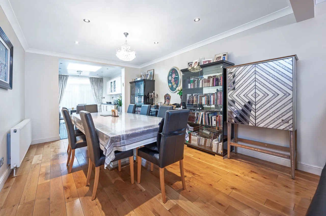 London, NW4, photo 2