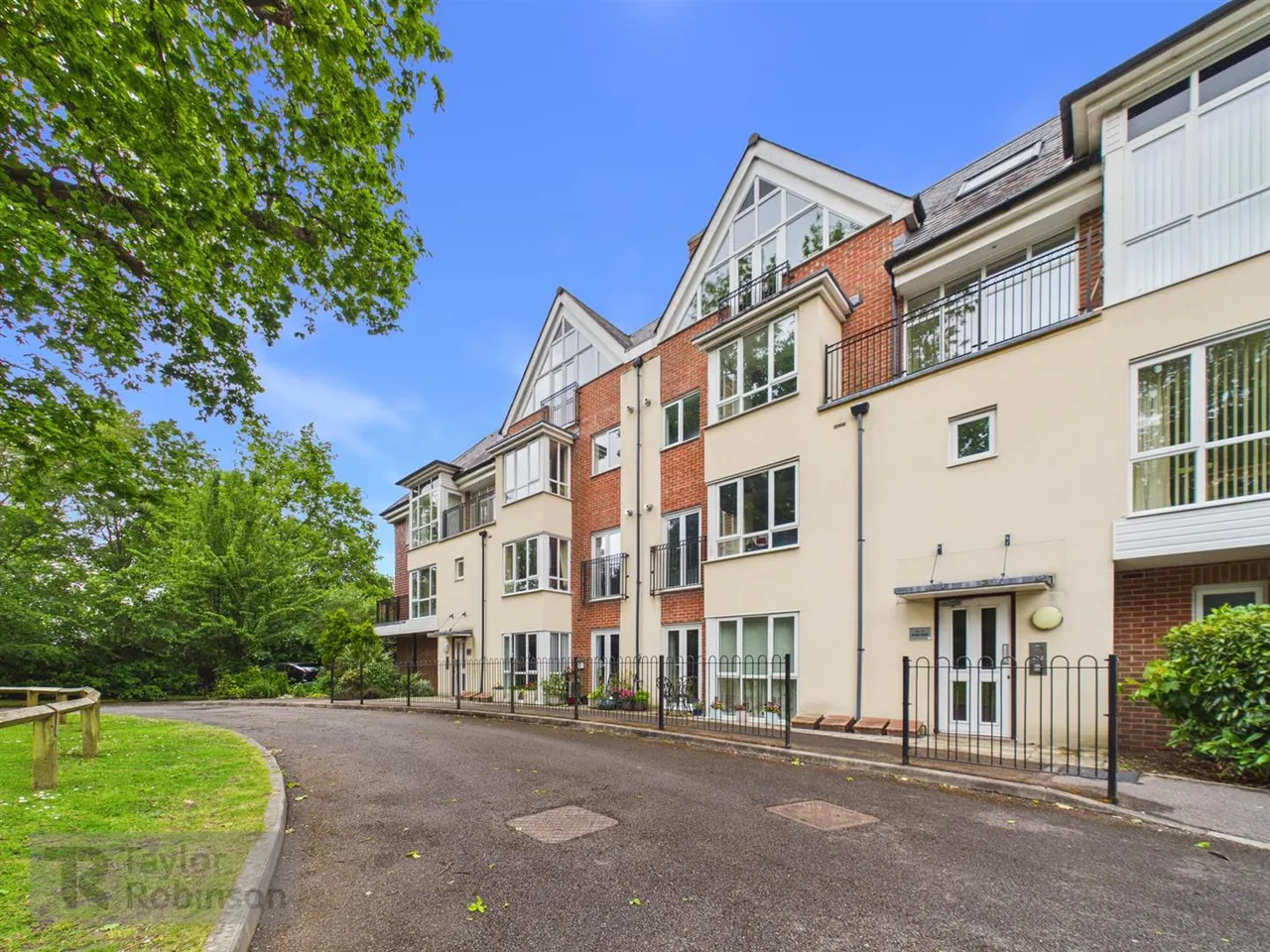 2 bed property to rent, Stone Court, Worth, RH10
