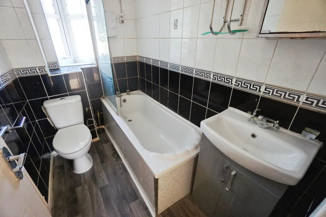 Sarah Close, Coseley, WV14, photo 3