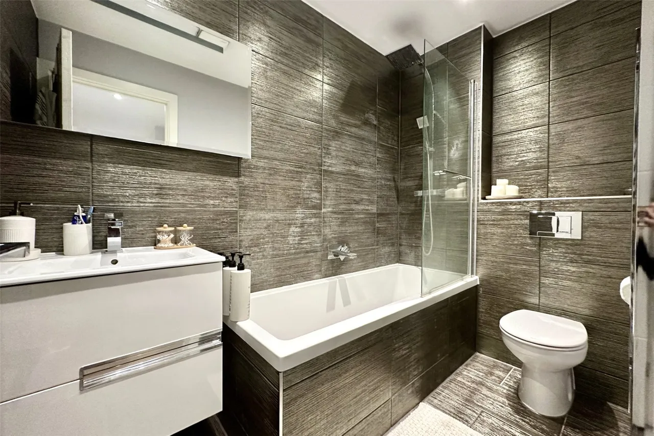 Finchampstead Road, Wokingham, Berkshire, RG40 2NN, photo 5