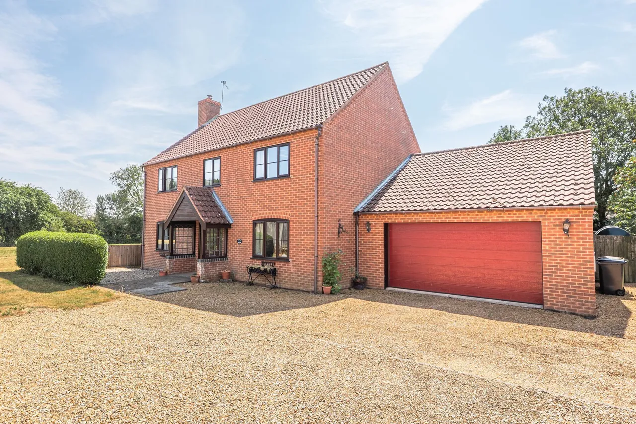 Substantial Detached Home in Sporle, photo 3