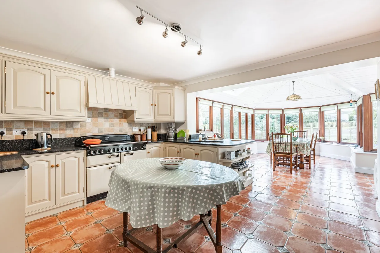 Substantial Detached Home in Sporle, photo 5