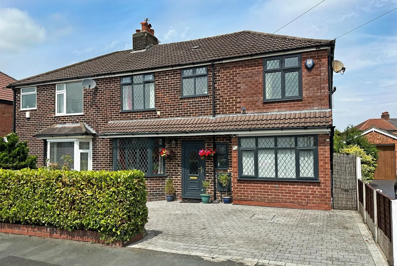 4 bed house for sale — Clover Road, Timperley WA15 7NL